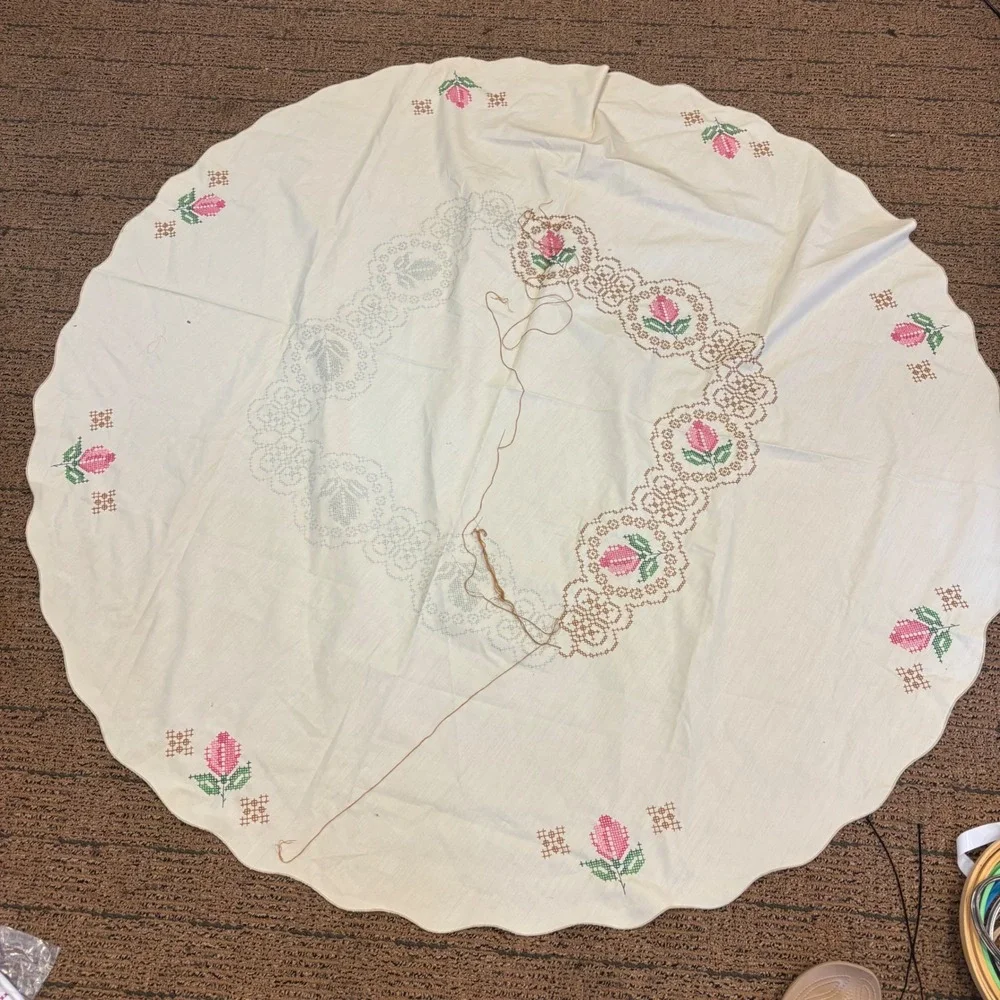 Vintage Unfinished Cross Stitch Round Tablecloth Pink Rose Scalloped 35 Inch